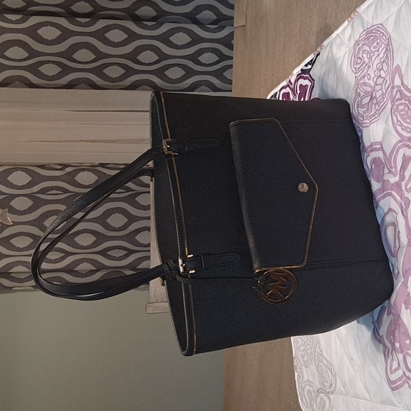 Michael Kors Jet Set Pocket Saffiano Black Trim In Gold Tote - Picture 1 of 6